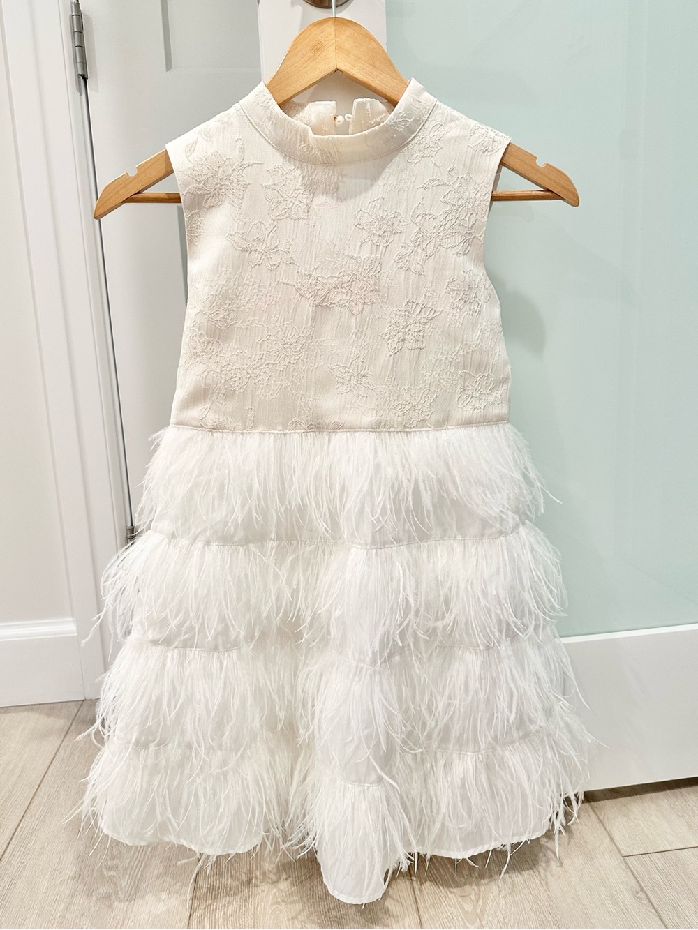 ✨ White Feather-Tiered Girls' Formal Dress